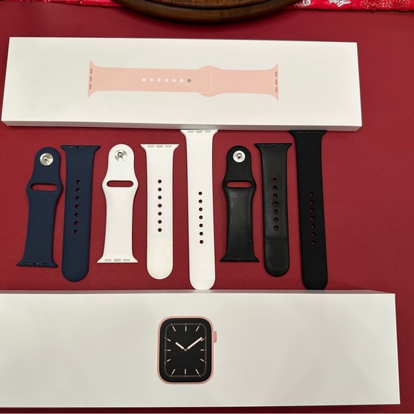 Series 5 Apple Watch - Rose Gold + 3 bands - Picture 10 of 13